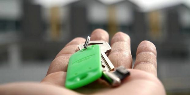 ¿Debo vender mi casa antes de comprar una nueva?