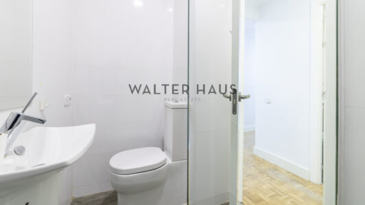 52A97095606-1.jpg