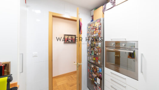 52A25907788-2.jpg