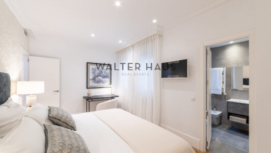 52A29554966-2.jpg