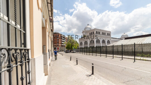 52A42741730-3.jpg