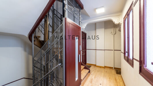 52A01638091-2.jpg