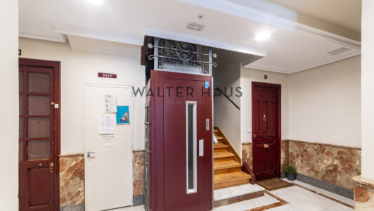 52A01647603-2.jpg