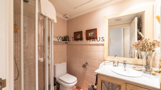 52A01917168-1.jpg