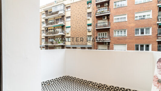 52A02753982-2.jpg