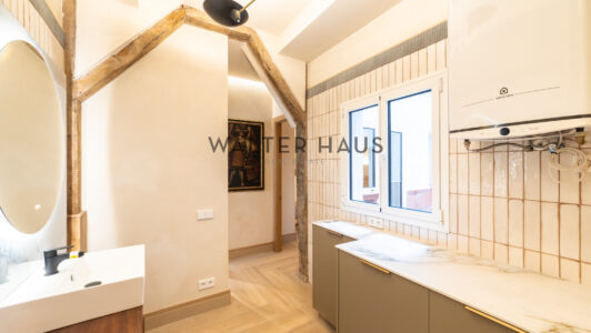 52A02792233-2.jpg