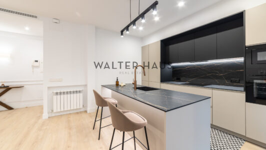 52A02877508-2.jpg