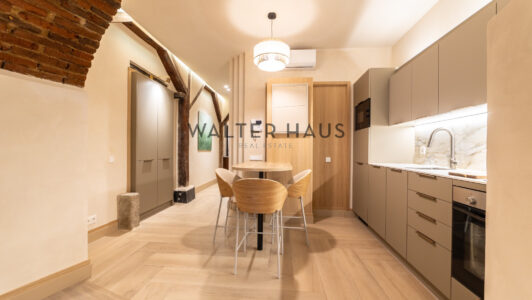 52A02939585-2.jpg