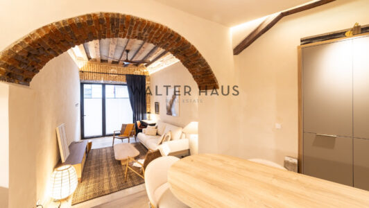 52A02962985-2.jpg