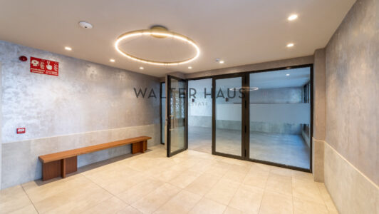 52A11704235-10.jpg