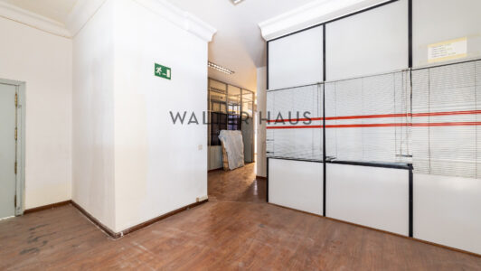 52A11941490-4.jpg