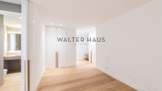 52A64044423-2.jpg