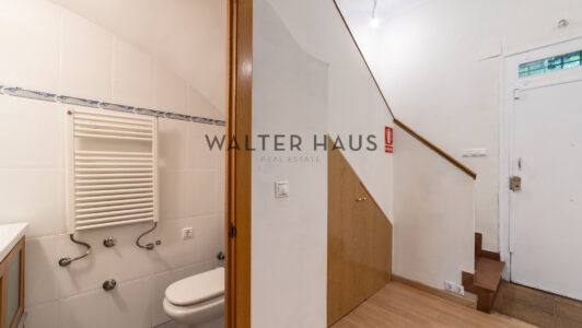 52A11074121-4.jpg