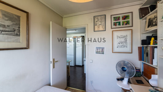 52A11643049-3.jpg