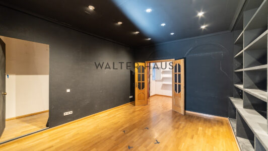 52A07317533-2.jpg