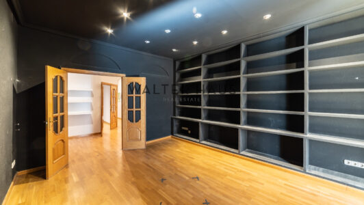 52A07327740-2.jpg