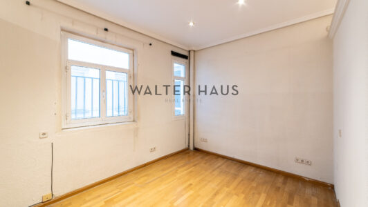 52A07431728-2.jpg