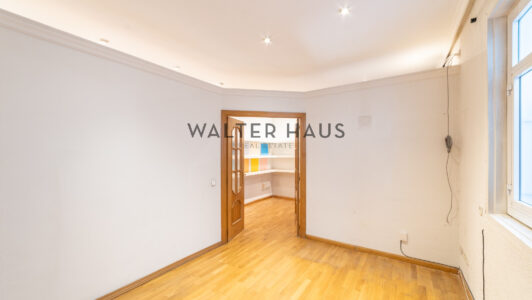 52A07457032-2.jpg