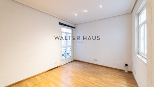 52A07482736-2.jpg