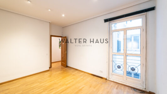 52A07495645-3.jpg