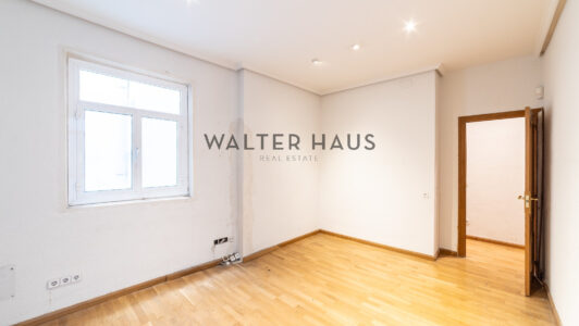 52A07501857-2.jpg