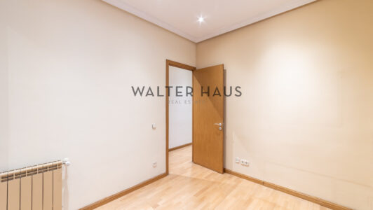 52A07807738-2.jpg