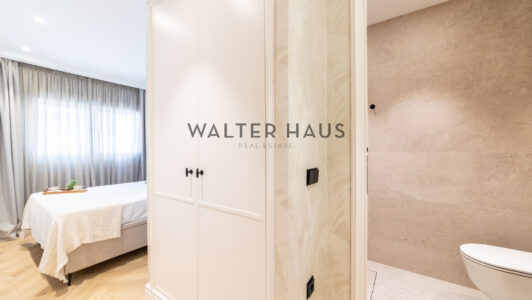 52A10438296-3.jpg