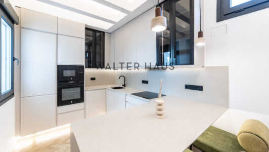 52A14834962-2.jpg