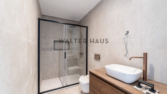 52A16302761-1.jpg