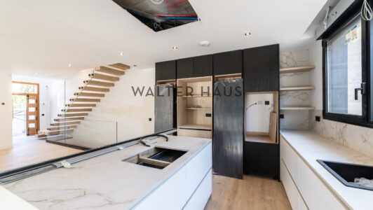 52A16526442-1.jpg