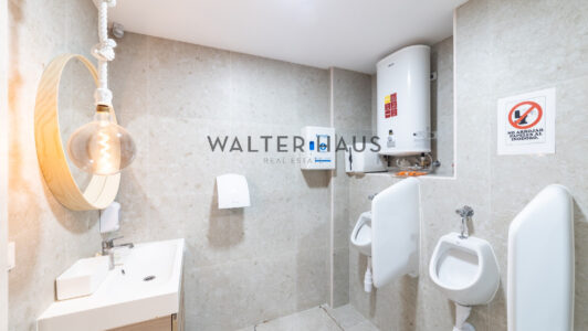 52A25386356-2.jpg