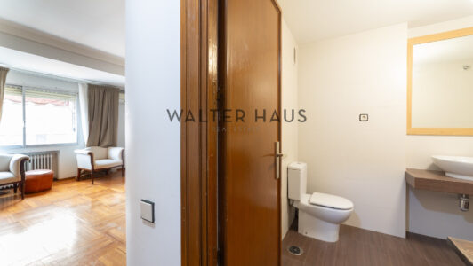 52A25259831-2.jpg