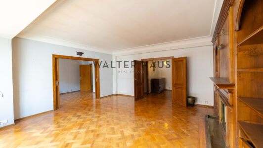 52A25528520-2.jpg