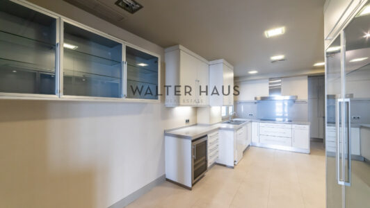 52A35165581-4.jpg