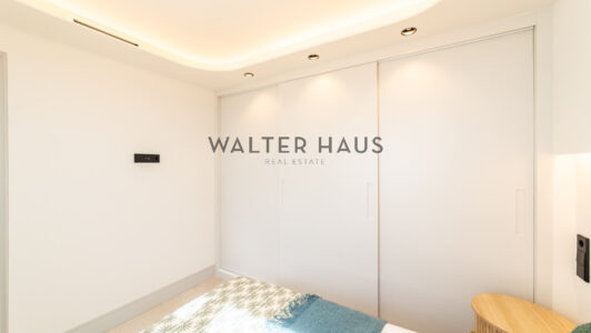 52A40843988-2.jpg
