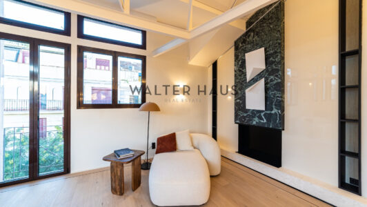 52A44878209-3.jpg