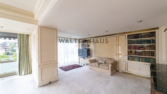 52A53428687-2.jpg