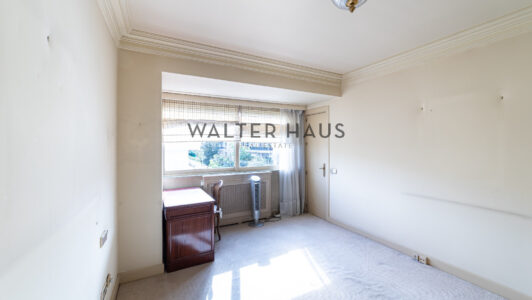 52A53808429-2.jpg