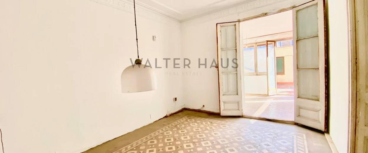 Apartment for sale to renovate in l’Antiga Esquerra de l’Eixample, Barcelona