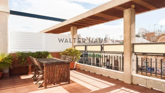 Ático con terraza en venta en Sant Antoni, Barcelona