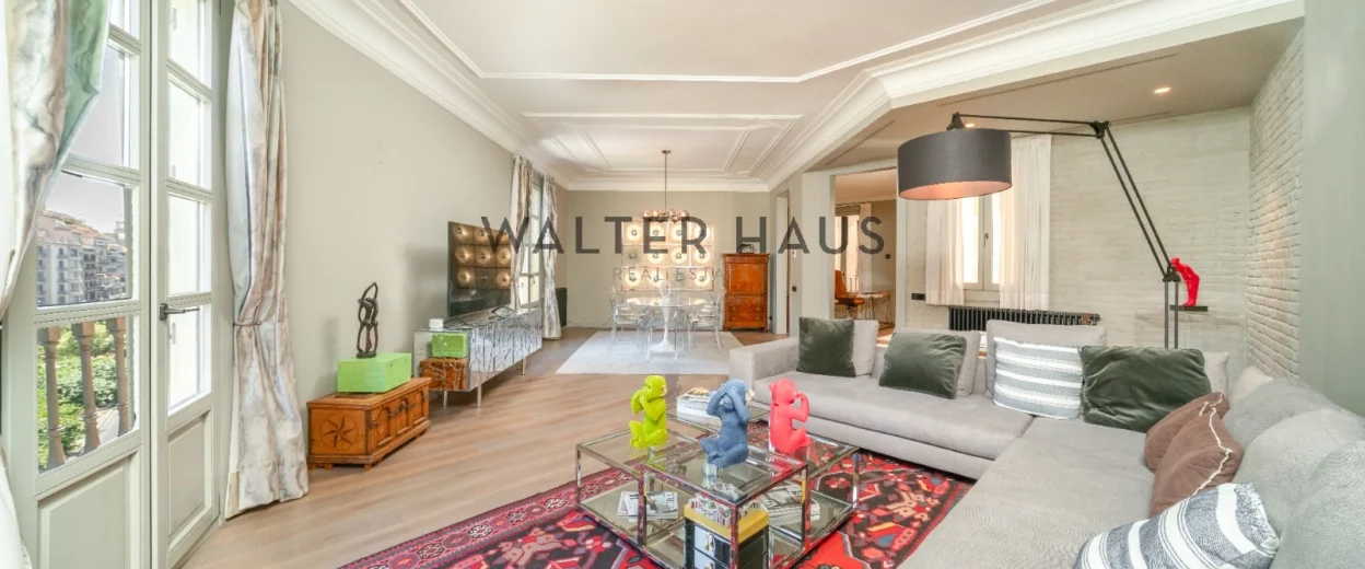 Appartement rénové dans un immeuble de standing, prêt à emménager, dans le quartier de l’Eixample à Barcelone.