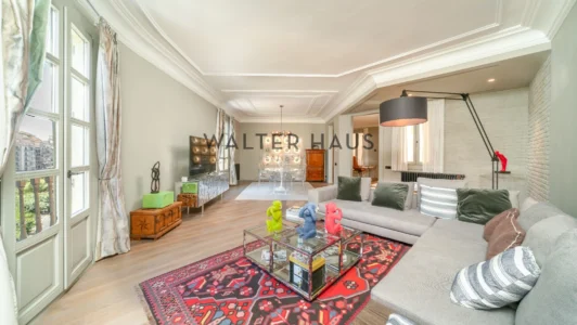 Appartement rénové dans un immeuble de standing, prêt à emménager, dans le quartier de l’Eixample à Barcelone.