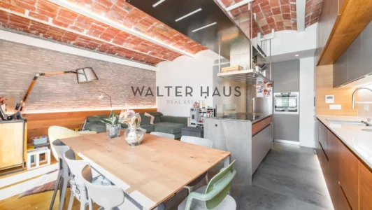 Piso reformado en finca histórica en el Born, Barcelona