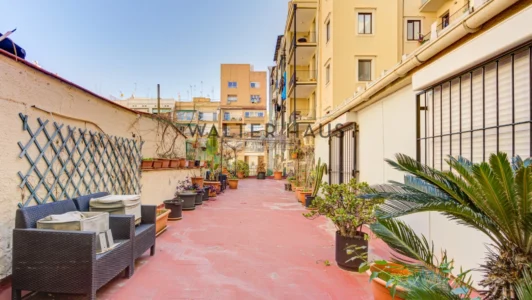 Piso a reformar con gran terraza en L’Antiga Esquerra de l’Eixample, Barcelona