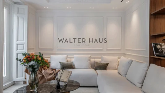 Piso reformado en venta, con cuatro balcones, en Almagro, Madrid