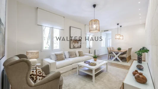 Appartement rénové à vendre à Jerónimos, Madrid.