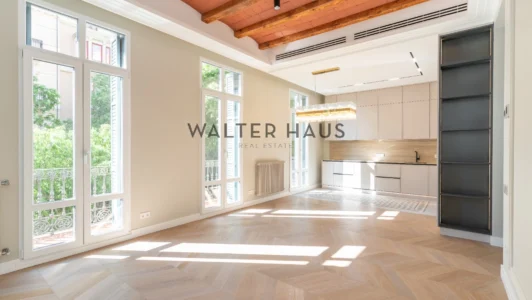 Piso reformado en finca regia de 1910 en la Dreta de l’Eixample, Barcelona