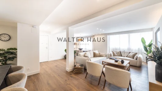 Appartement rénové avec façade à louer dans le quartier de Cuzco, à Madrid.