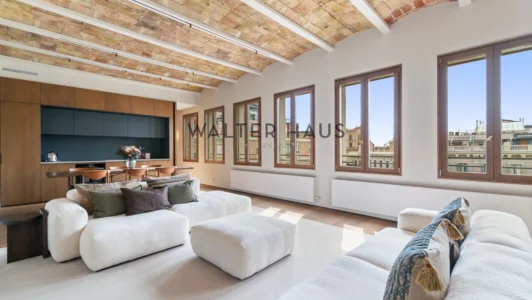 Renovated apartment with luxury materials and private terrace in L’Eixample, Barcelona