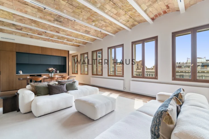 Renovated apartment with luxury materials and private terrace in L’Eixample, Barcelona